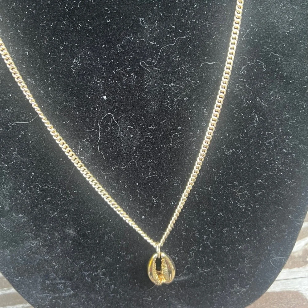 Vintage Gold Tone Cowrie Shell Pendant‎ Curb Chain Necklace Beachy Coastal Boho